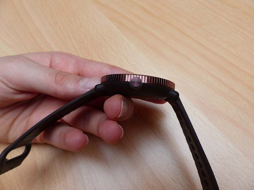 Man sieht die Taste der Polar Ignite 3.